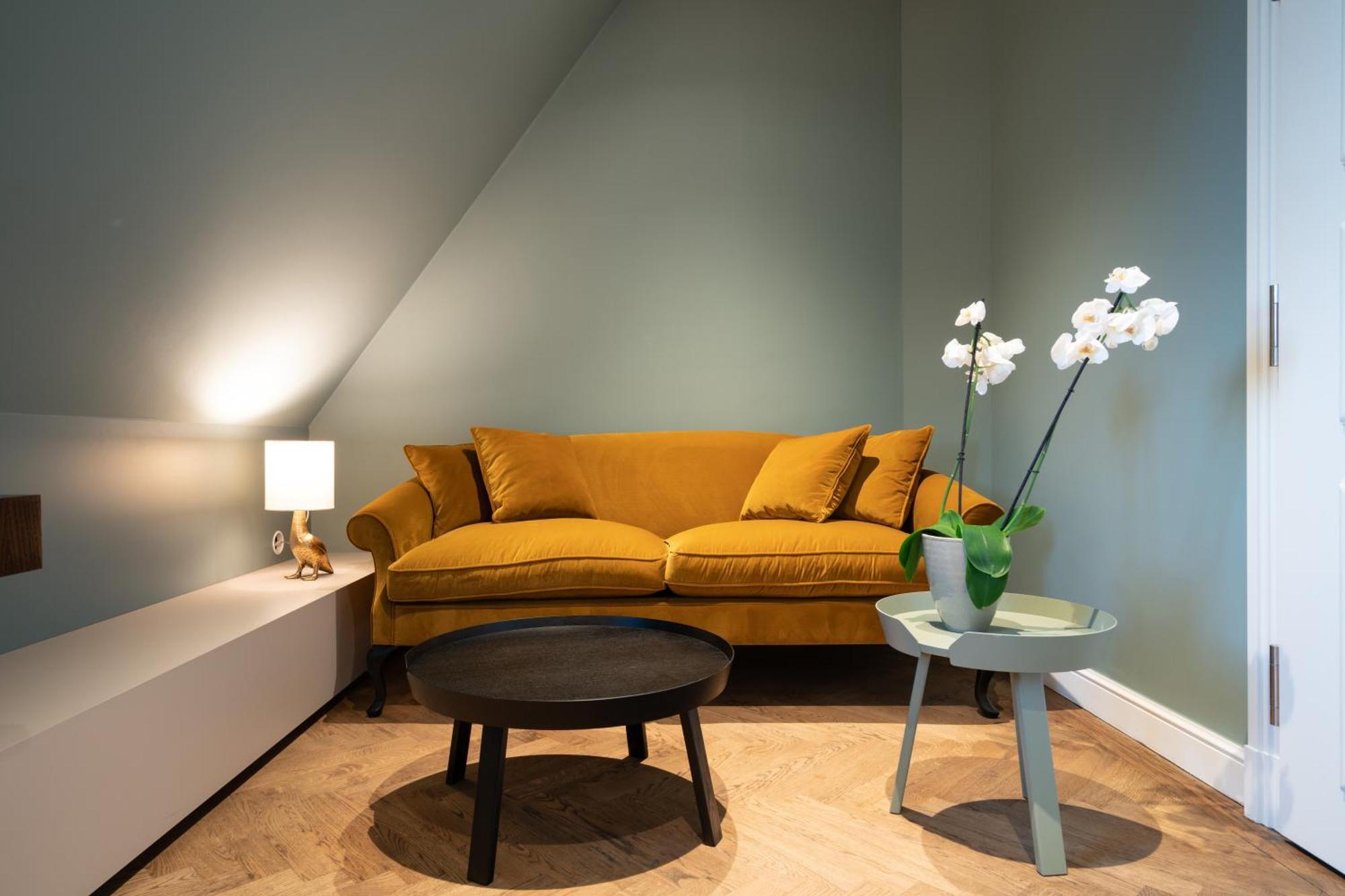 Das Tegernsee Exterior foto A living room with a sofa
